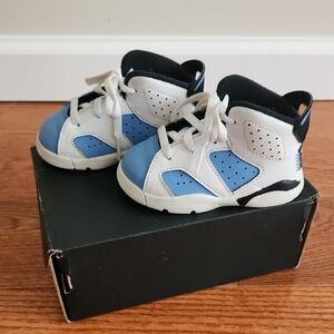 Jordan Retro 6 Blue and White High-Top Unisex Sneakers